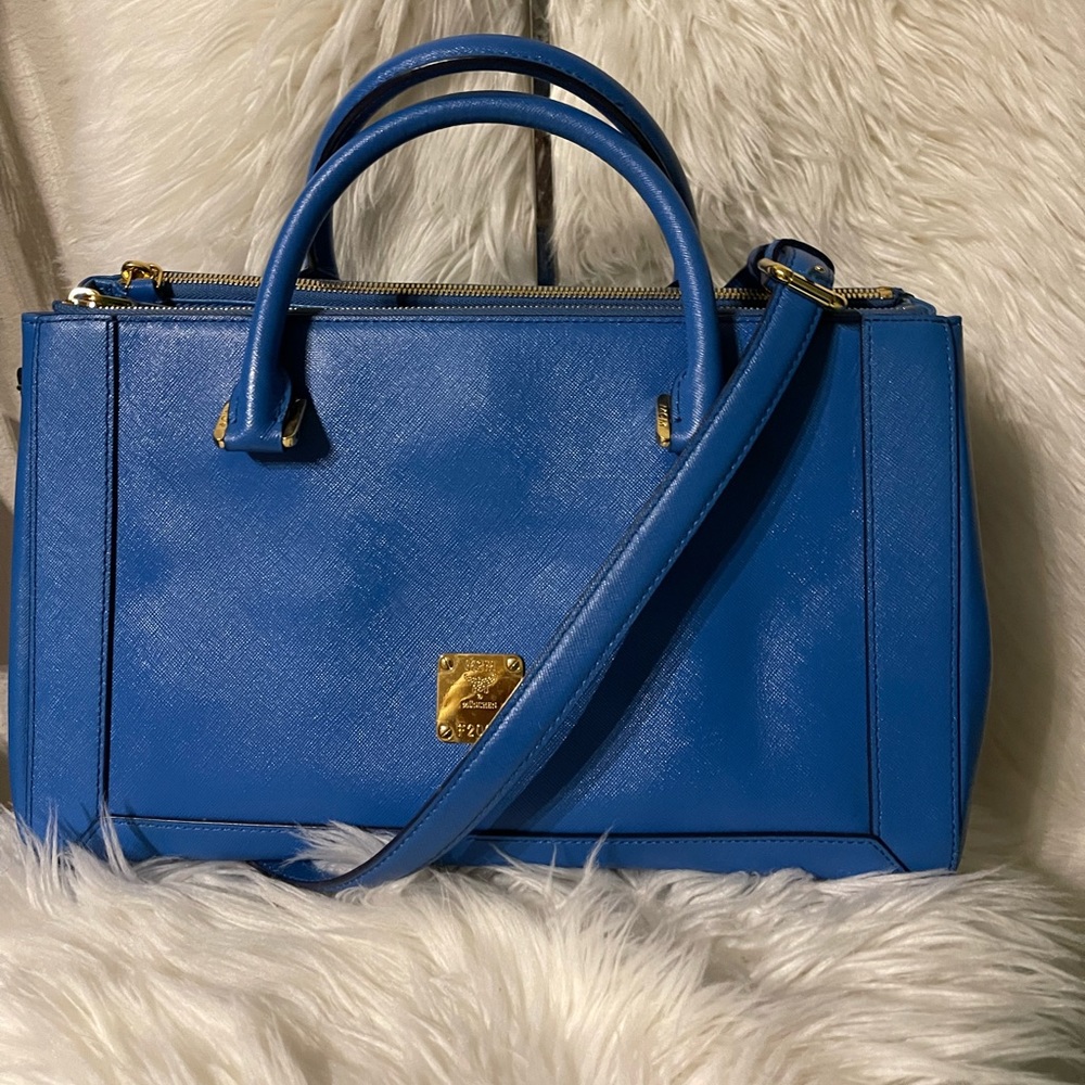 MCM Tote
Blue Gold-Tone HardwareDual Exterior PocketsLogo Jacquard Lining.